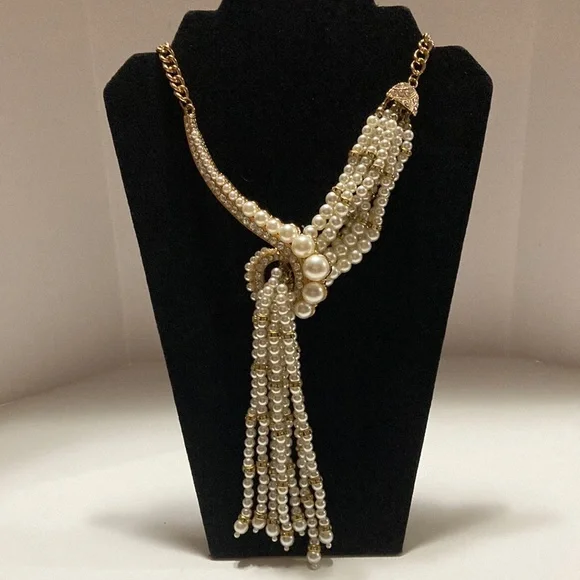 Elegant Faux Pearl and Gold Statement Necklace - Picture 9 of 9